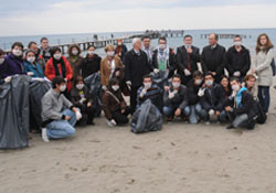 Avrupa'dan gelip sahil temizlediler