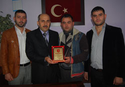 Mekansızlar'dan Plaket Jesti