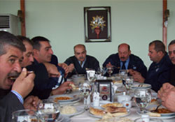 Atakumlu zabıtaların pide keyfi