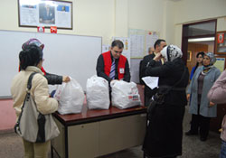 Kızılay bayramlık dağıttı