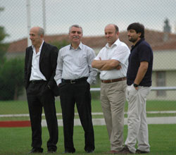 Yönetim soyunma odasında futbolcuları kutladı