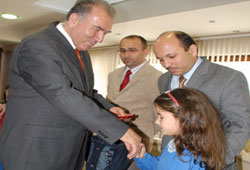 Minik öğrencilere çeyrek altın