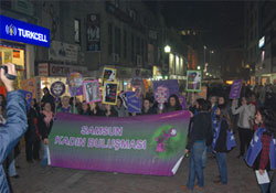 Kadınlar şiddete karşı yürüdü