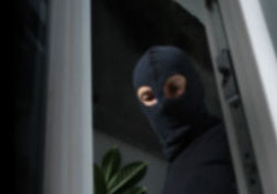 Kız kardeşinin evini soydu