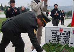 Şehit mezarlarına karanfil bıraktılar