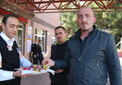 Bayramı hastanede geçirenleri unutmadılar