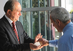 Öpmek isteyenleri geri çevirdi