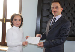 Bayram harçlığını kimsesiz çocuklara verdi