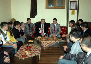 Gençlerden Demirtaş'a plaket