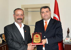 Muhtardan Karanfil'e plaket