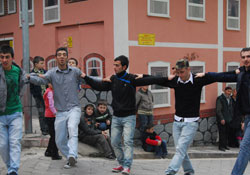 Asker eğlenceleri sürüyor