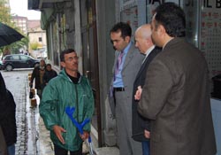 Başkana ulaşamadan yaka paça atıldı