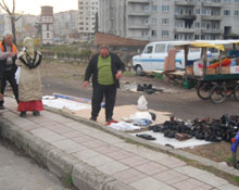 Irmak kenarında müşteri bekliyorlar