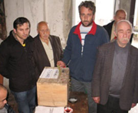 Köylüler mahalle statüsü için sandık başında