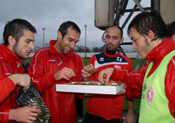 Azgar'dan tatlı jest