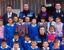 Polisten öğrencilere yardım