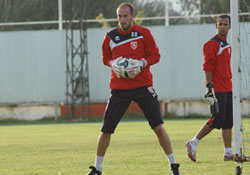 Kalesini gole kapadı