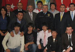 Kazak öğrencilerin Dombra keyfi