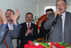 Koç'a gençlerden örtülü destek