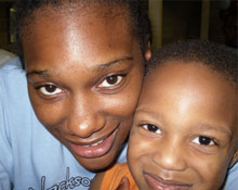 Ailesiyle hasret gideriyor