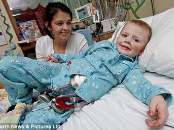 Bu eziyete rağmen gülüyor