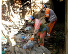 Dereden çöp bidonlarını topladılar