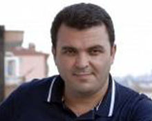 Okul basıp öğretmeni bıçakladılar