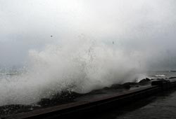 Dev dalgalar sahili dövdü