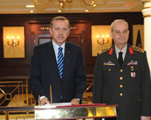 Erdoğan karargahtan memnun ayrıldı