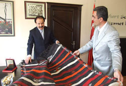 Başkan'a kilim hediye