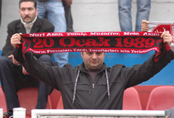 Şirinler anma törenine özel atkılarıyla katılacak