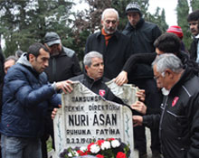 Mezar taşı ikiye bölündü