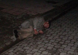 Alkollü vatandaş yolda sızdı