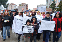 Kadınlar "kefen" giydi