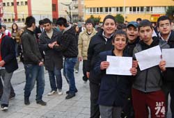 Öğrenci ağladı polis teselli etti