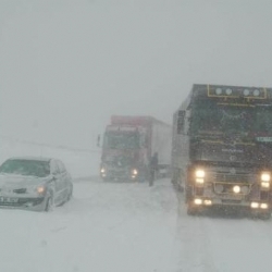 Fırtına ve Kar Yolları Kapattı