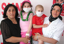 Evlat acısını lösemili çocuklarla dindiriyorlar