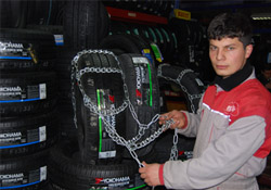 Kar yağdı zincirci bayram etti