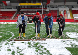 SAHA ZEMİNİ KARDAN TEMİZLENDİ