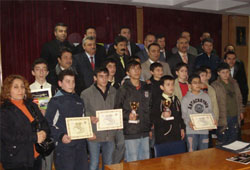 SATRANÇ'TA BİRİNCİLER KÜRSÜYE ÇIKTI