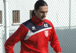 Kalesini gole kapadı