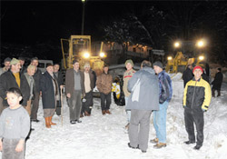 Yol açma çalışmaları sürüyor