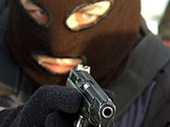 Banka aracı soyuldu