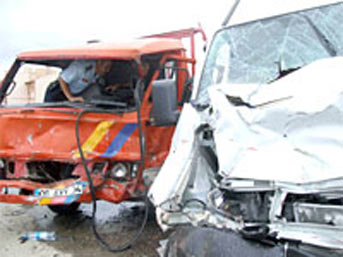 Ceyhan'da trafik kazası: 3 ölü