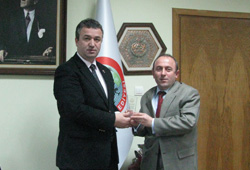 Topaloğluna teşekkür plaketi