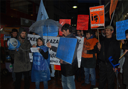 Halkevi üyelerinden oturma eylemi