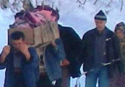 Ölmeden tabuta girdi