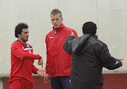 Yavuz Onuk Pavlik'e tercümanlık yapıyor