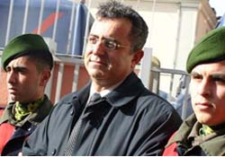 Yarbay Dönmez'e 4 yıl hapis, ordudan ihraç