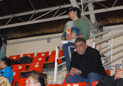 Bebeğini aldı maça geldi